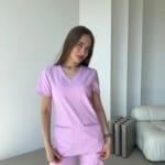 Женский медицинский костюм Med Couture лавандового цвета — изображение 5