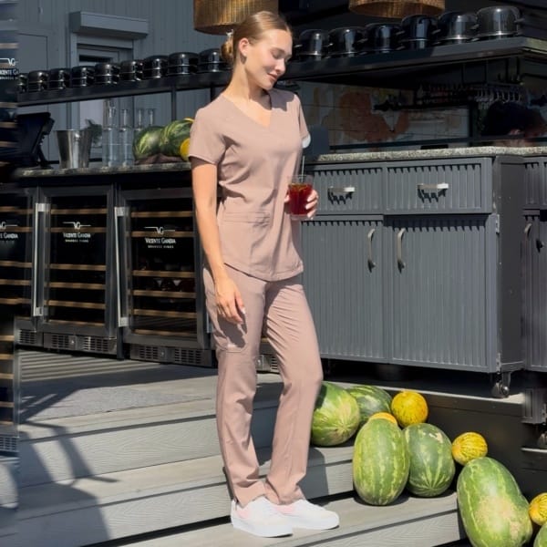 Жіночий медичний костюм Grey's Anatomy бежевого кольору